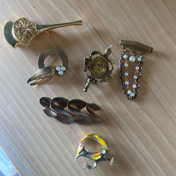 Jewelry - Eight vintage pins assorted‎ broaches